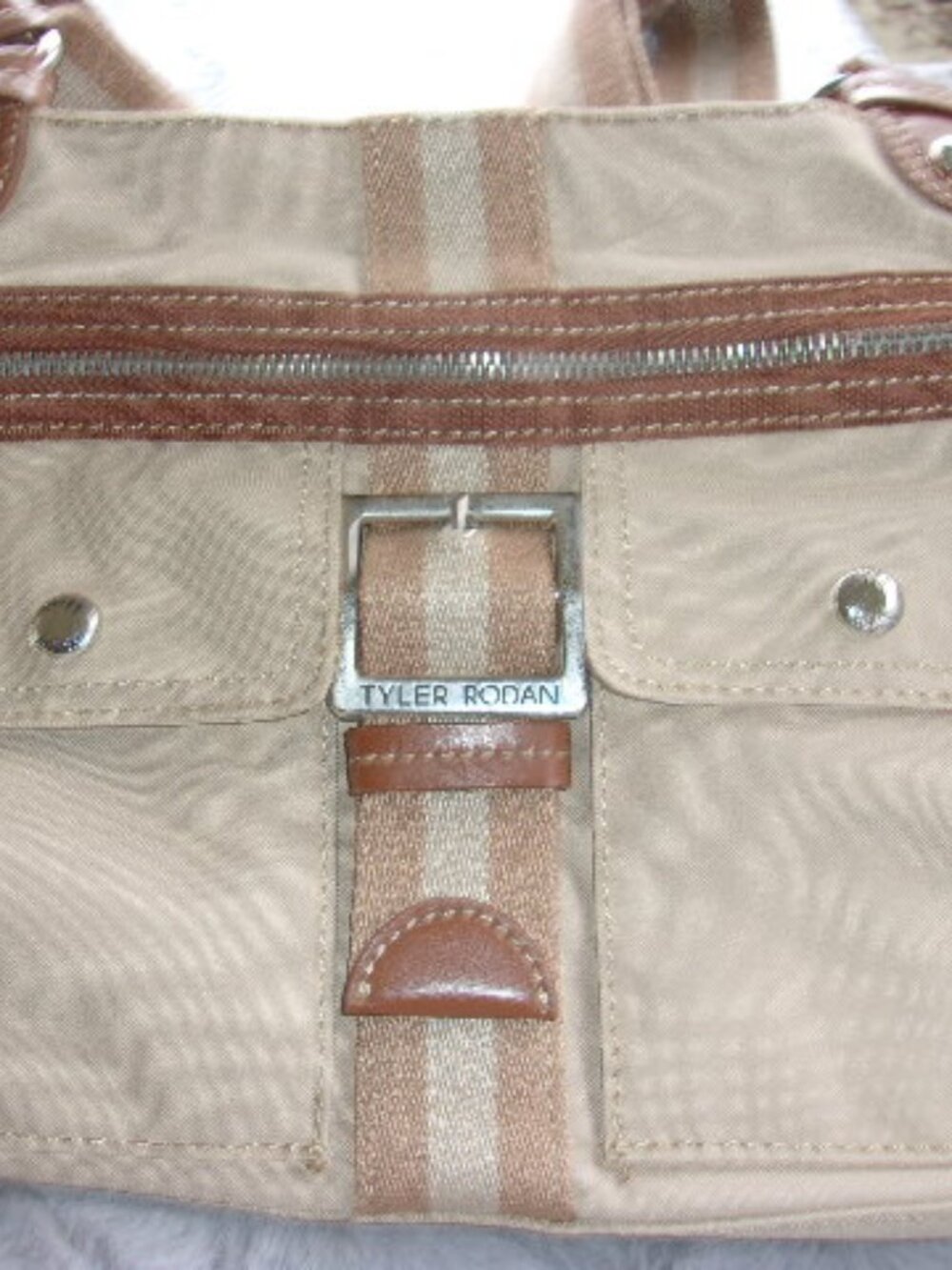 E-286 TYLER RODAN NYLON  SMALL MESSENGER TYPE BAG